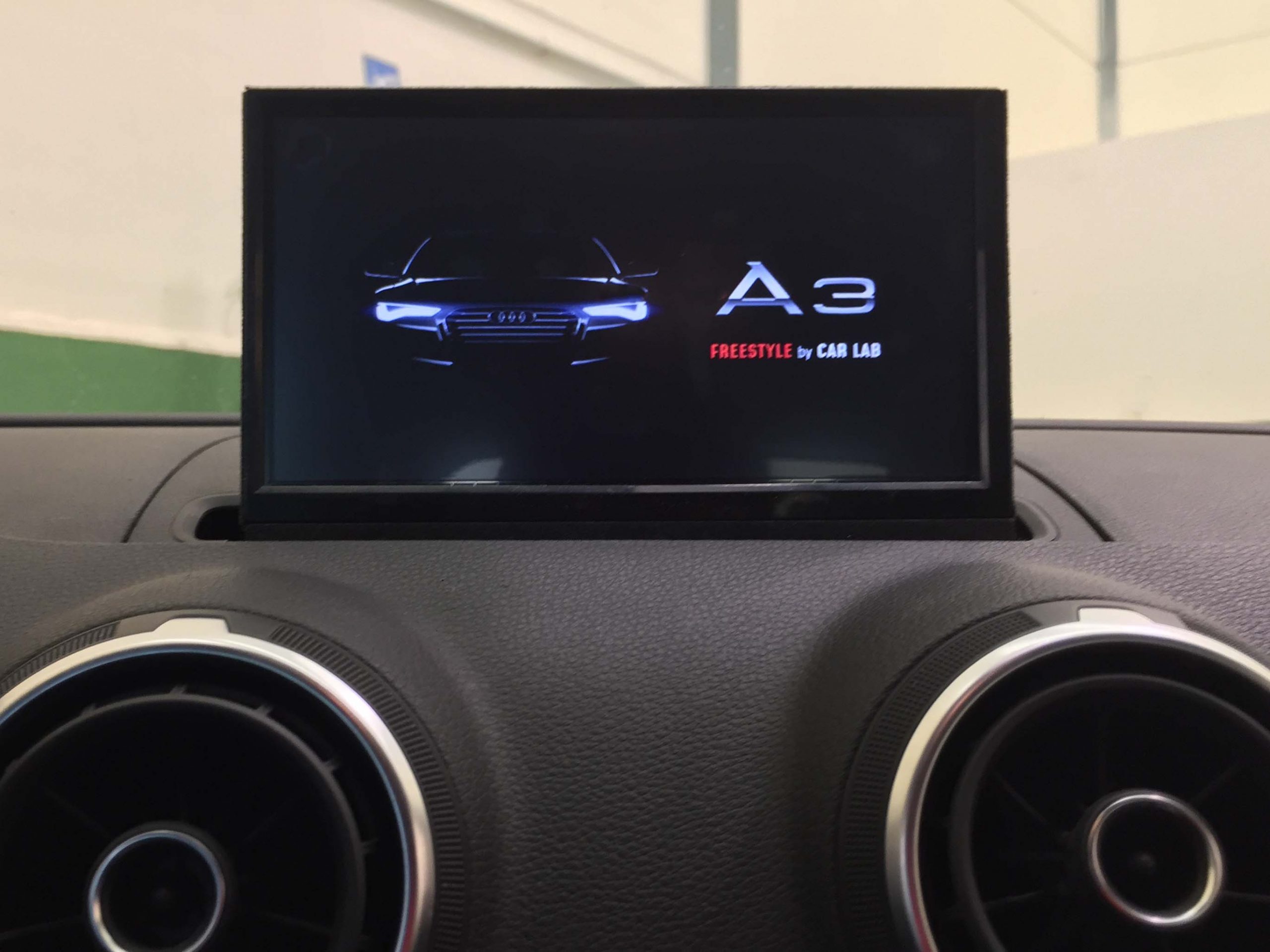 Freestyle con pantalla motorizada Audi A3 - CAR LAB