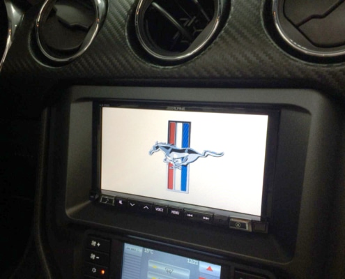 Ford Mustang - Detalle de logo de arranque CarPlay en Ford Mustang