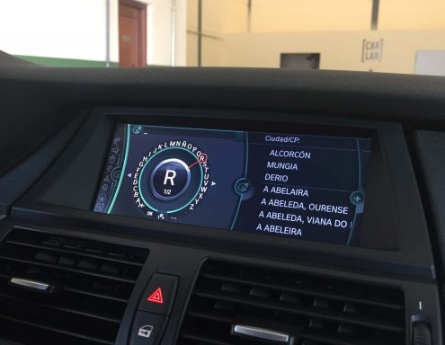 Interior del coche BMW X6 navegador