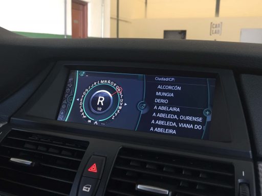 Interior del coche BMW X6 navegador