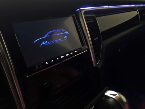 Interior pantalla de navegación del coche Porsche