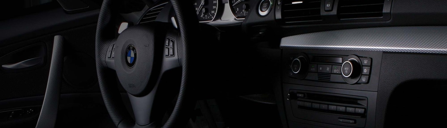 new white car on black background Interior del coche BMW